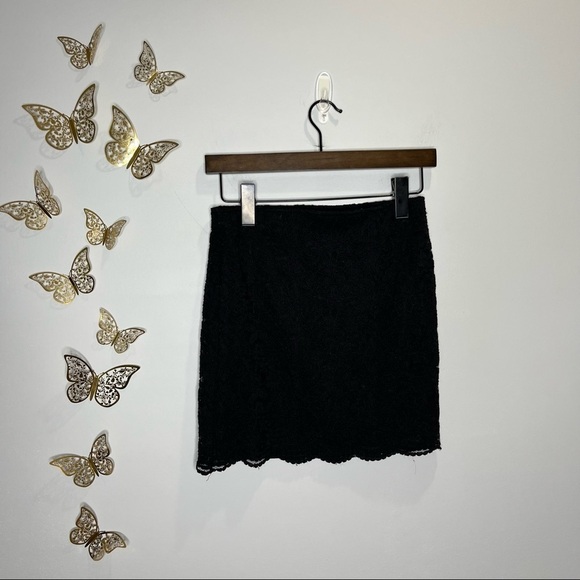 ๐ฆ๐ DIVIDED x H&M | Stretchy Lace Black Mini Skirt - Picture 5 of 5